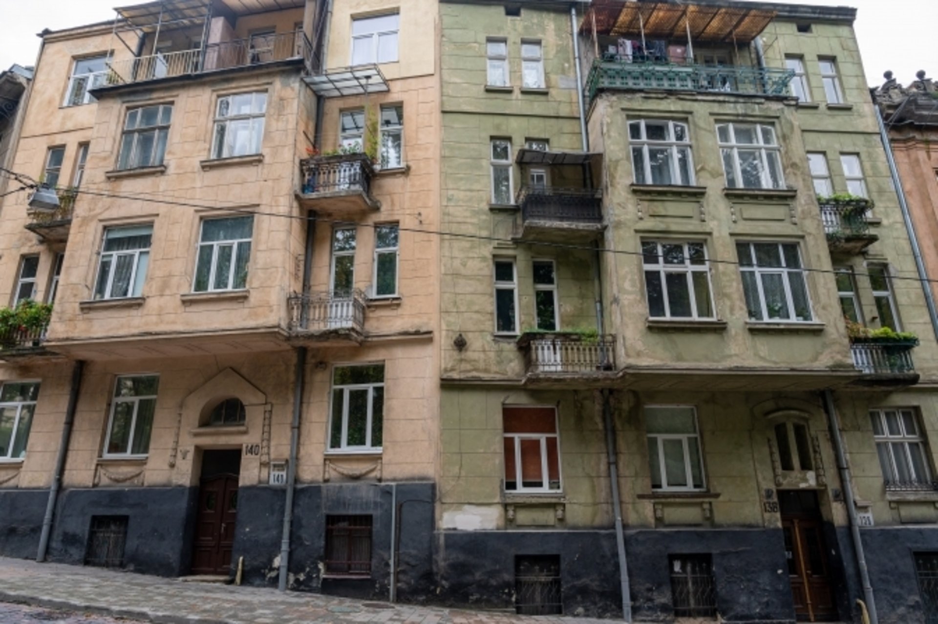 У центрі Львова руйнується фасад сторічного будинку