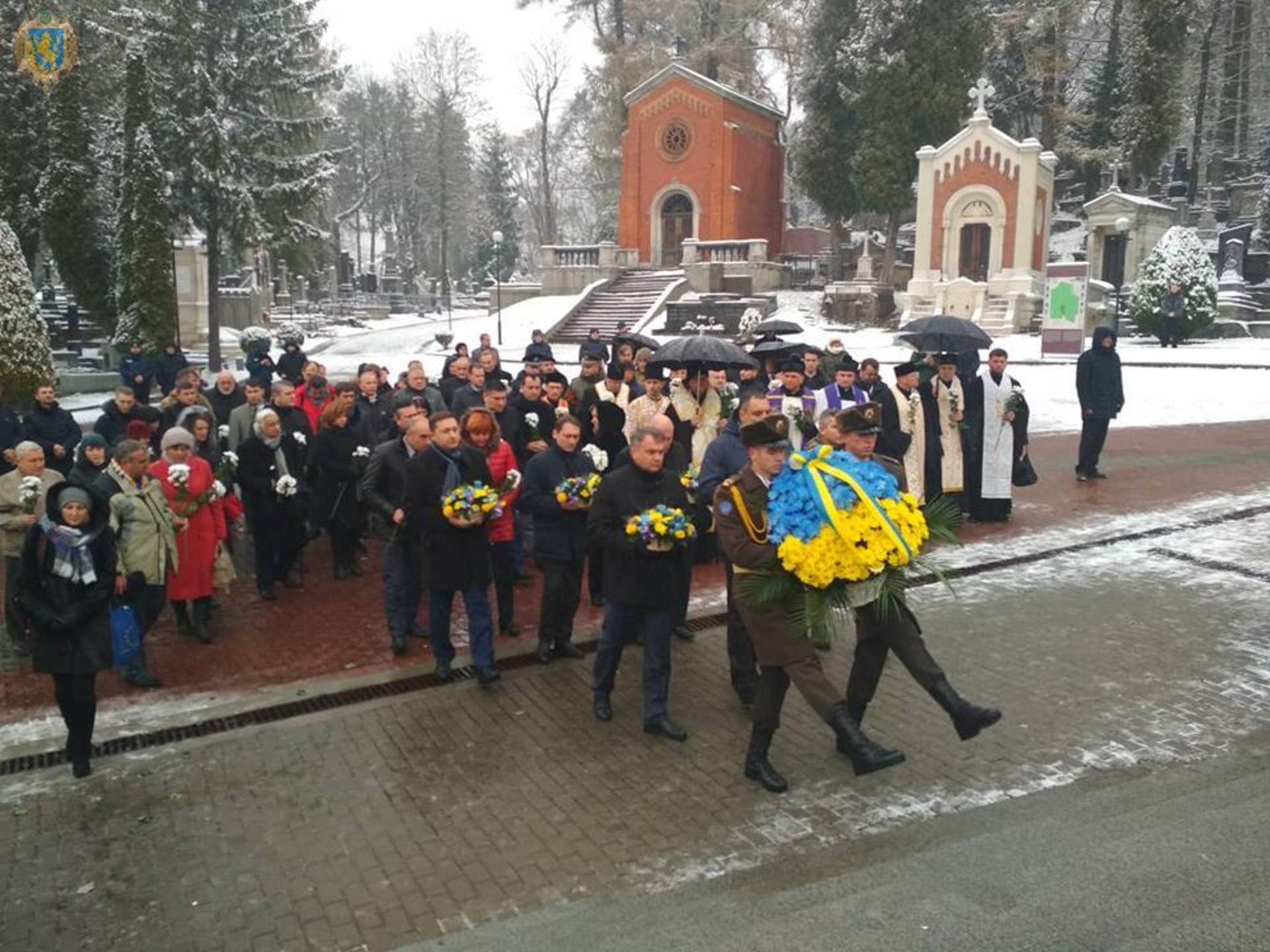 На Личаківському цвинтарі вшанували пам'ять новітніх Героїв. Фото: Прес-служба ЛОДА.