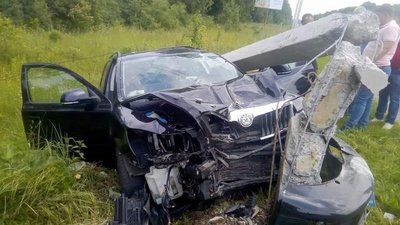 Біля Львова автомобіль Skoda зніс електроопору і опинився в кюветі (ФОТО)