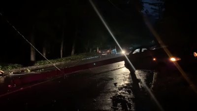У Червонограді легковик збив електроопору (ВІДЕО)