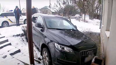 У Пустомитах водій AUDI Q7 в’їхав у будівлю Народного дому (ВІДЕО)