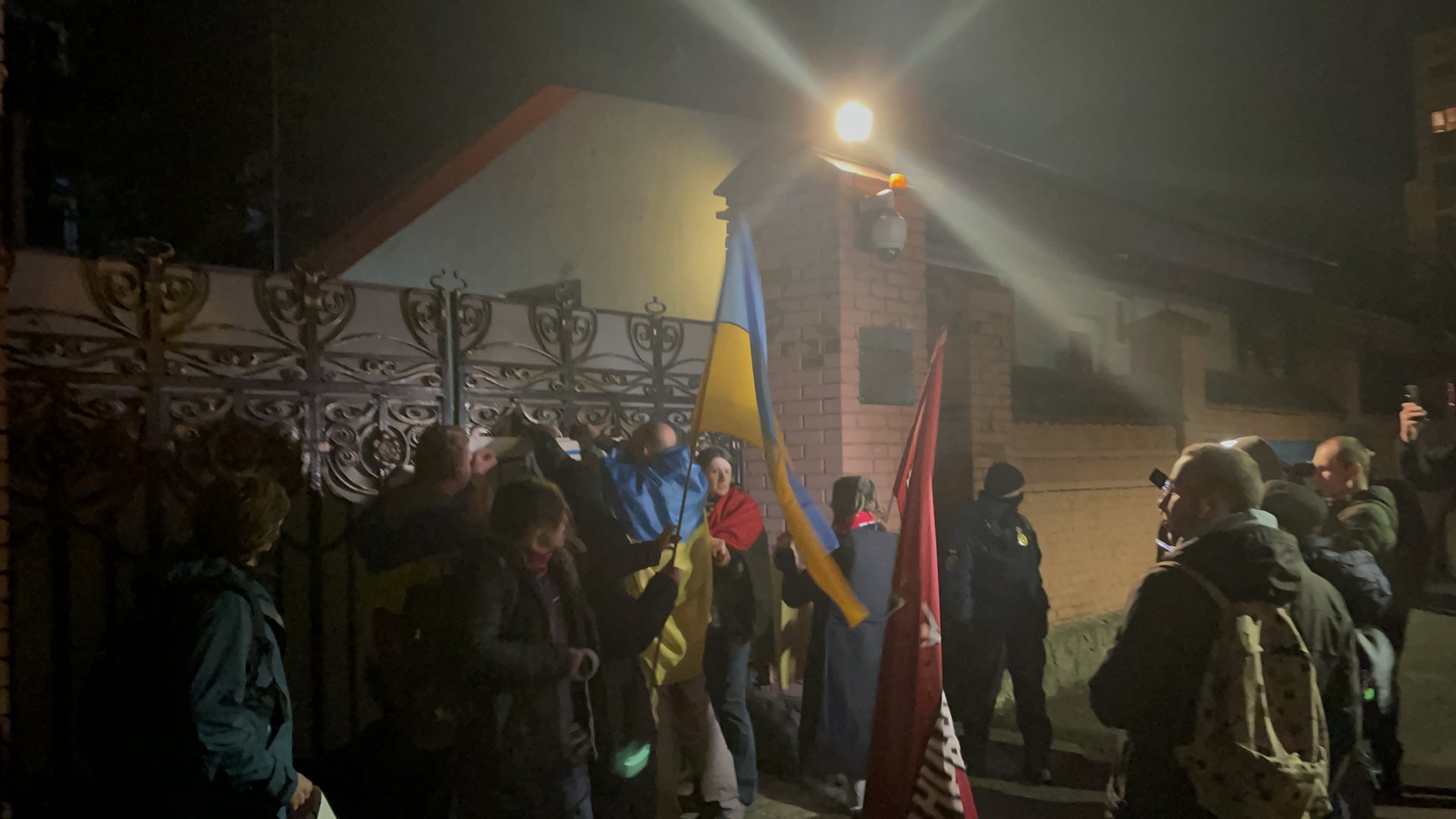 У Львові під стінами Генконсульства РФ виконали Гімн України, фото Четверта студія
