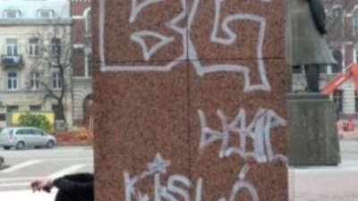 У Львові невідомі розмалювали пам’ятник Степану Бандері (ФОТО)