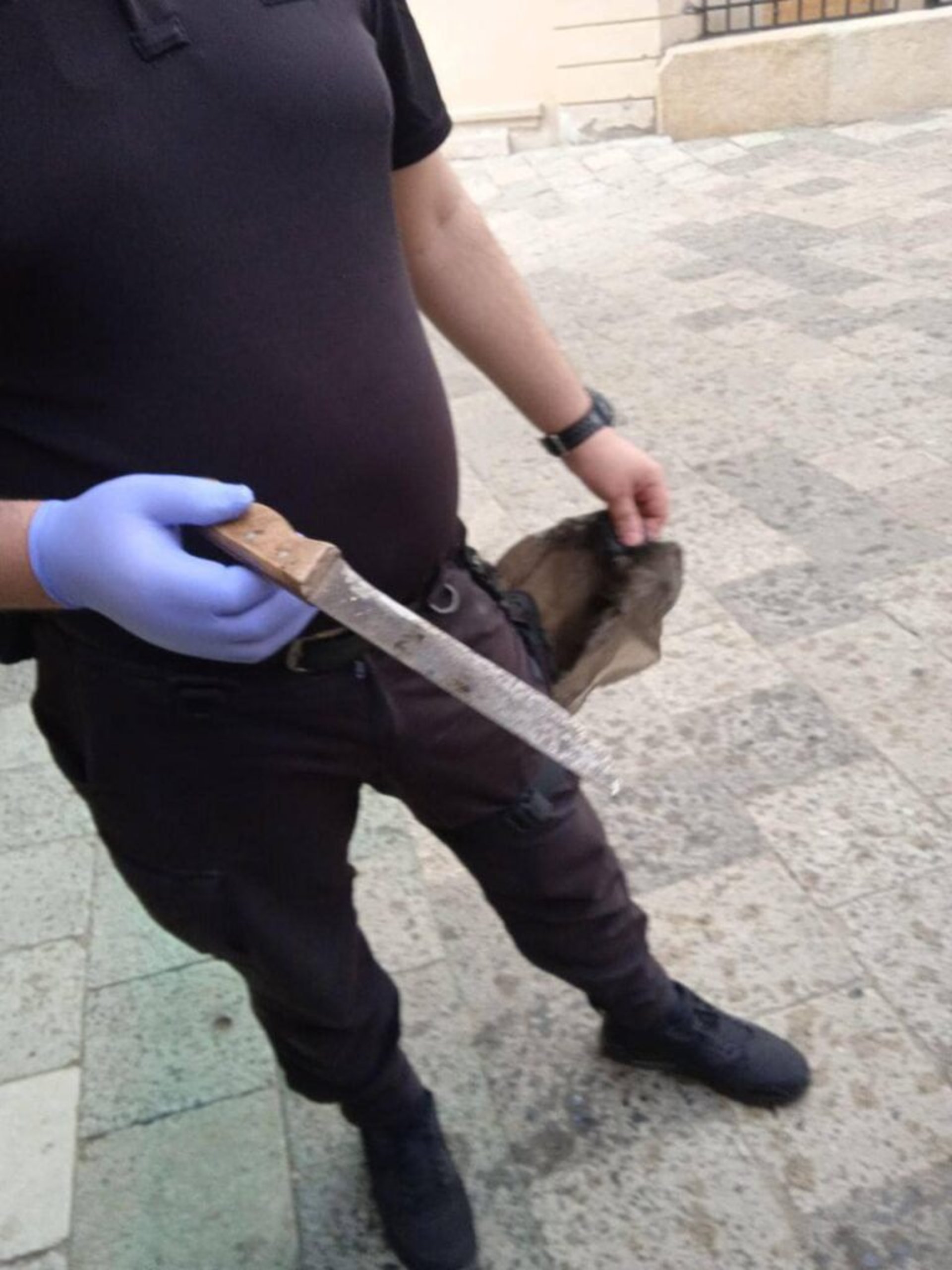 У центрі Львова у кафе двічі за добу затримали озброєних осіб