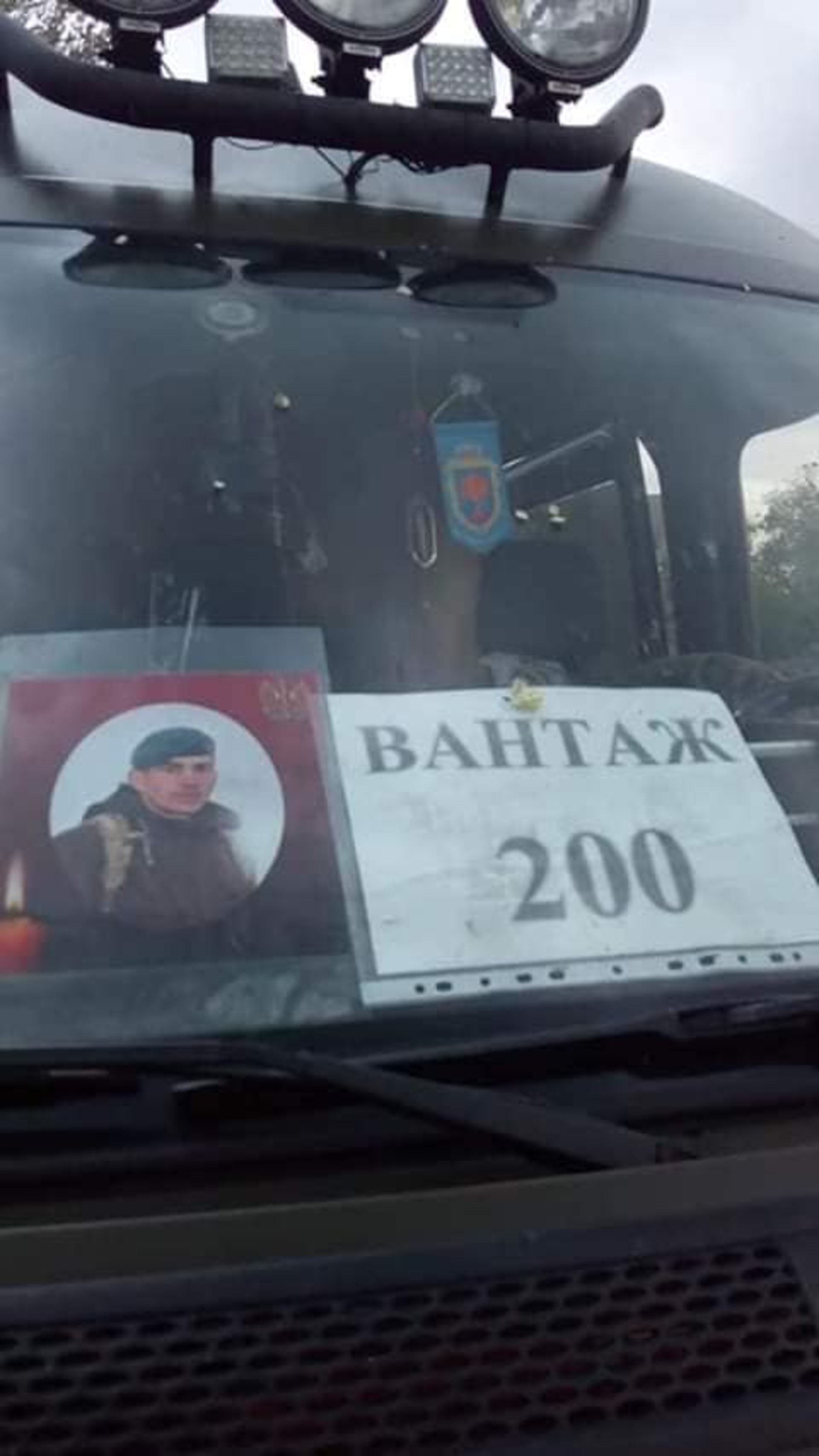 Як на Львівщині діти і дорослі на колінах прощаються з Героєм. Фото Тетяна Лісковецька