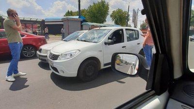 У Львові на перехресті не розминулись автомобілі (ФОТО)