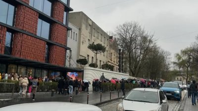У Львові знову виникла черга у галерею Козицьких (ФОТО)