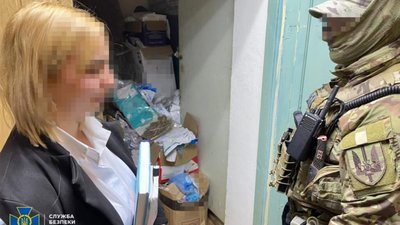 СБУ викрила поліцейську, яка викрадала наркотики із речових доказів і потім продавала їх (ФОТО)