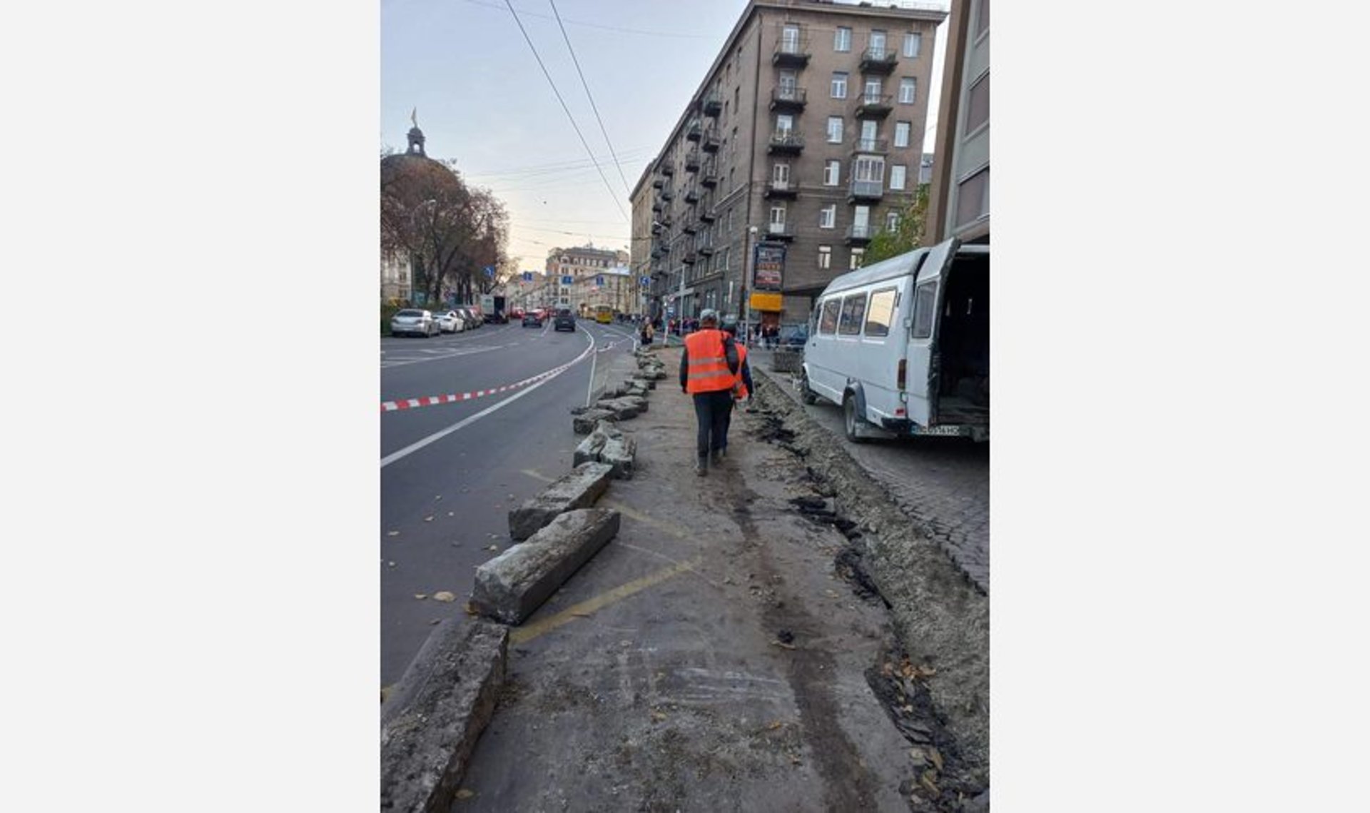 Біля готелю "Львів" розширюють зупинку громадського транспорту