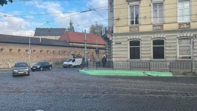 У центрі Львова побілили бордюри (ФОТО)