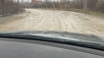 У Львові одна з доріг перетворилась на болото (ФОТО)