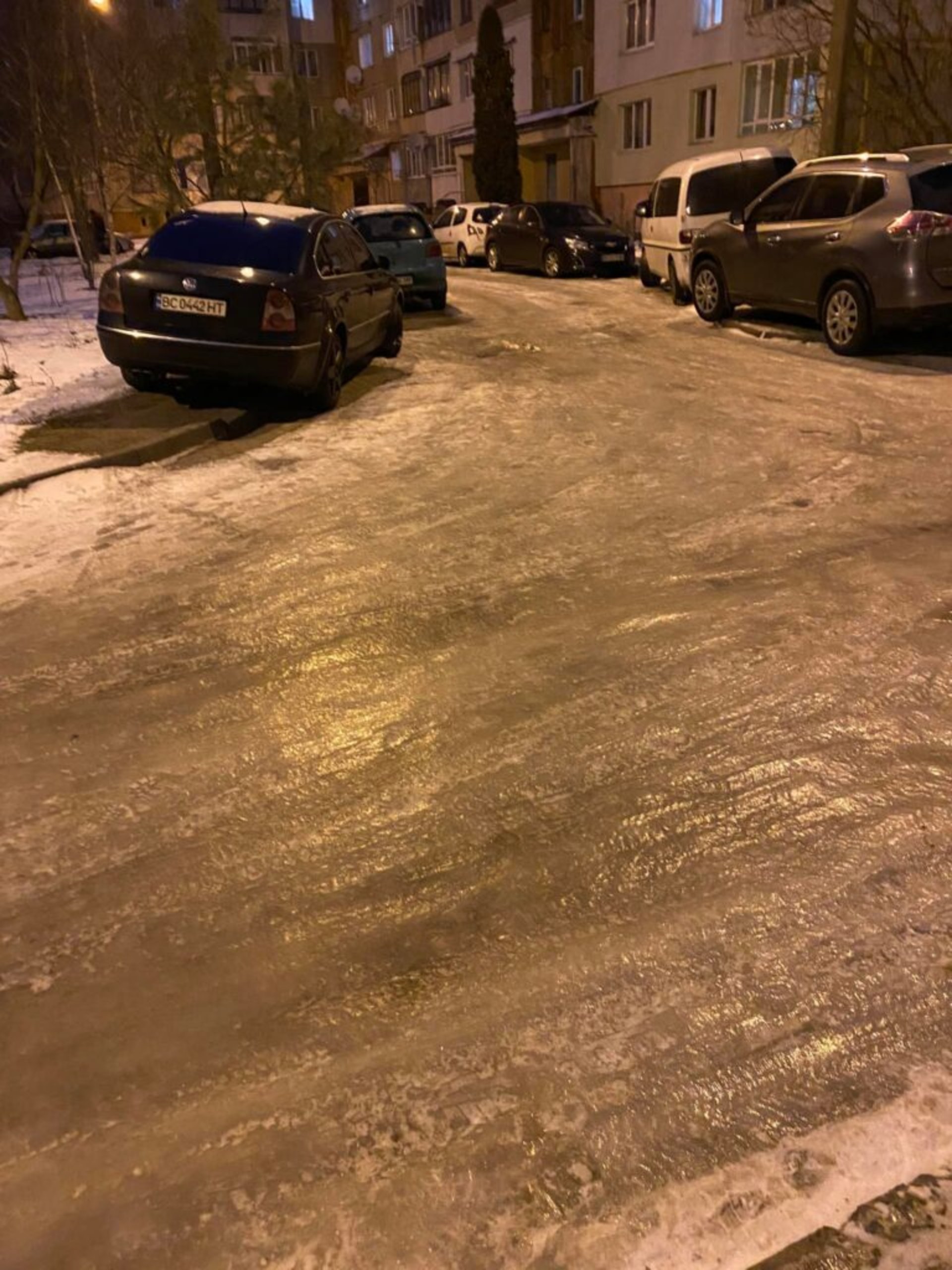 Вулиці Львова перетворилися на суцільну ковзанку