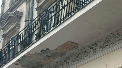 У центрі Львова сиплеться штукатурка із балкону (ФОТО)