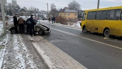 На Львівщині в ДТП потрапила маршрутка: постраждали люди (ВІДЕО, ФОТО)