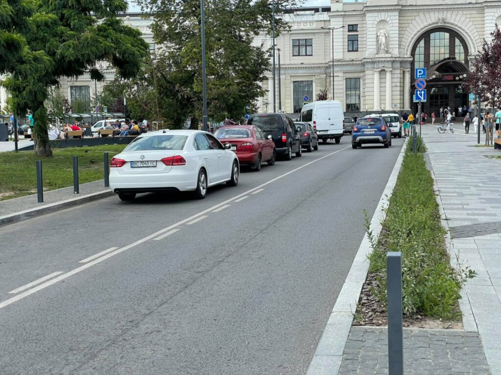 У Львові біля головного залізничного вокзалу почали штрафувати водіїв, фото Зручне місто