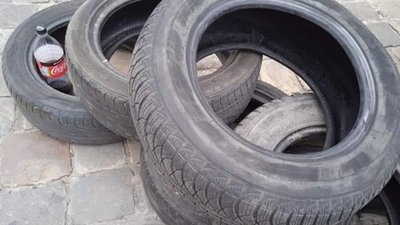 У Львові під вікнами Садового встановили палаткове містечко та принесли шини (ФОТО)