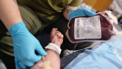 Бійці зі 103 бригади тероборони на передовій здають кров для побратимів