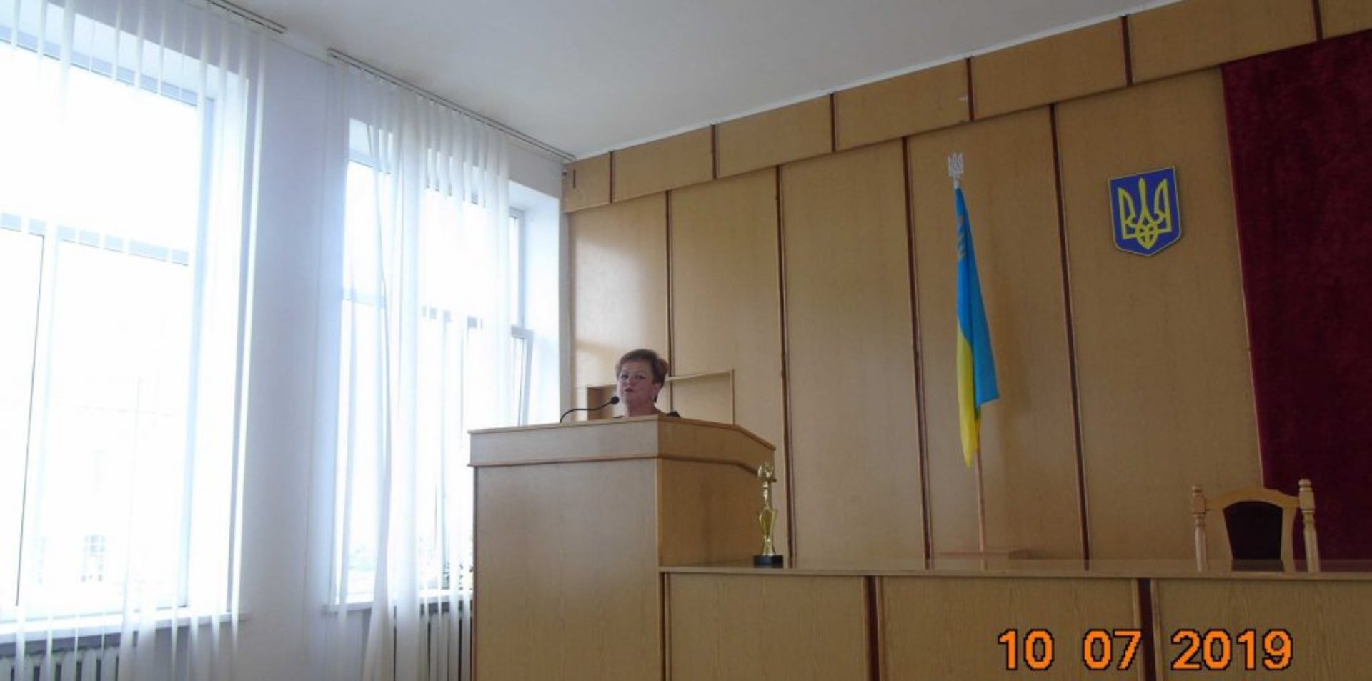 Синютка подякував Надії Щур за роботу. Фото: Жовківська районна рада