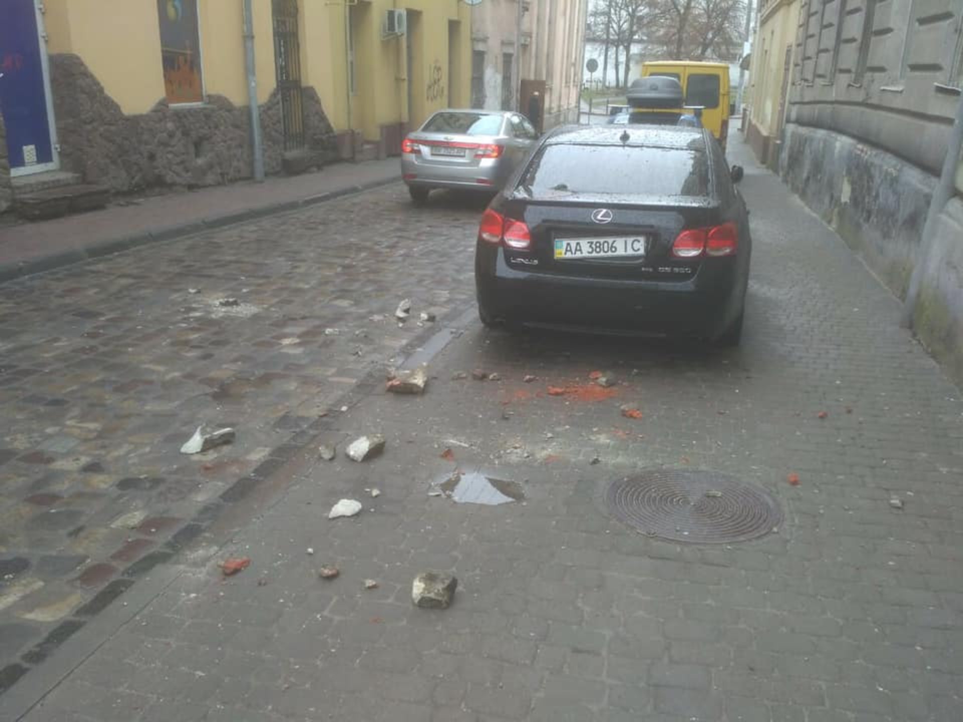 У Львові фасад будинку обвалився і пошкодив автомобіль