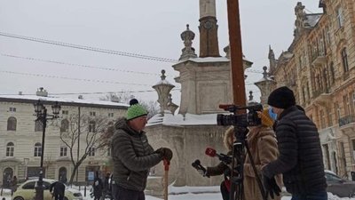 Садовий замість прибирати сніг роздає коментарі та записує звернення (ВІДЕО)