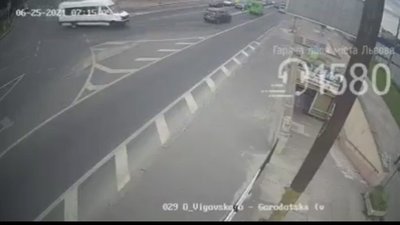 У Львові автомобіль збив пішохода, який перебігав дорогу (ВІДЕО)
