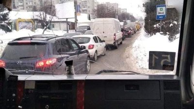 У Львові автомобілі швидкої допомоги через затори не можуть доїхати до лікарні (ФОТО)