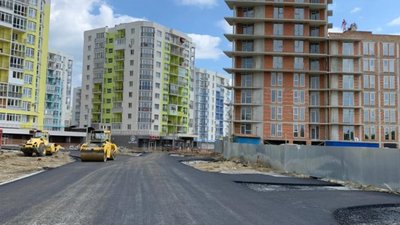 У Львові на перехресті Левандівської та Залізничної поклали перший шар асфальту (ФОТО)