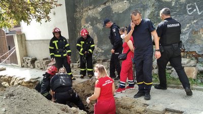 У Львові на вулиці Шевченка у траншею впав чоловік (ФОТО)