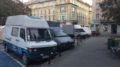 Тільки у Львові: машини-склади львівського «Вернісажу» (ФОТО)