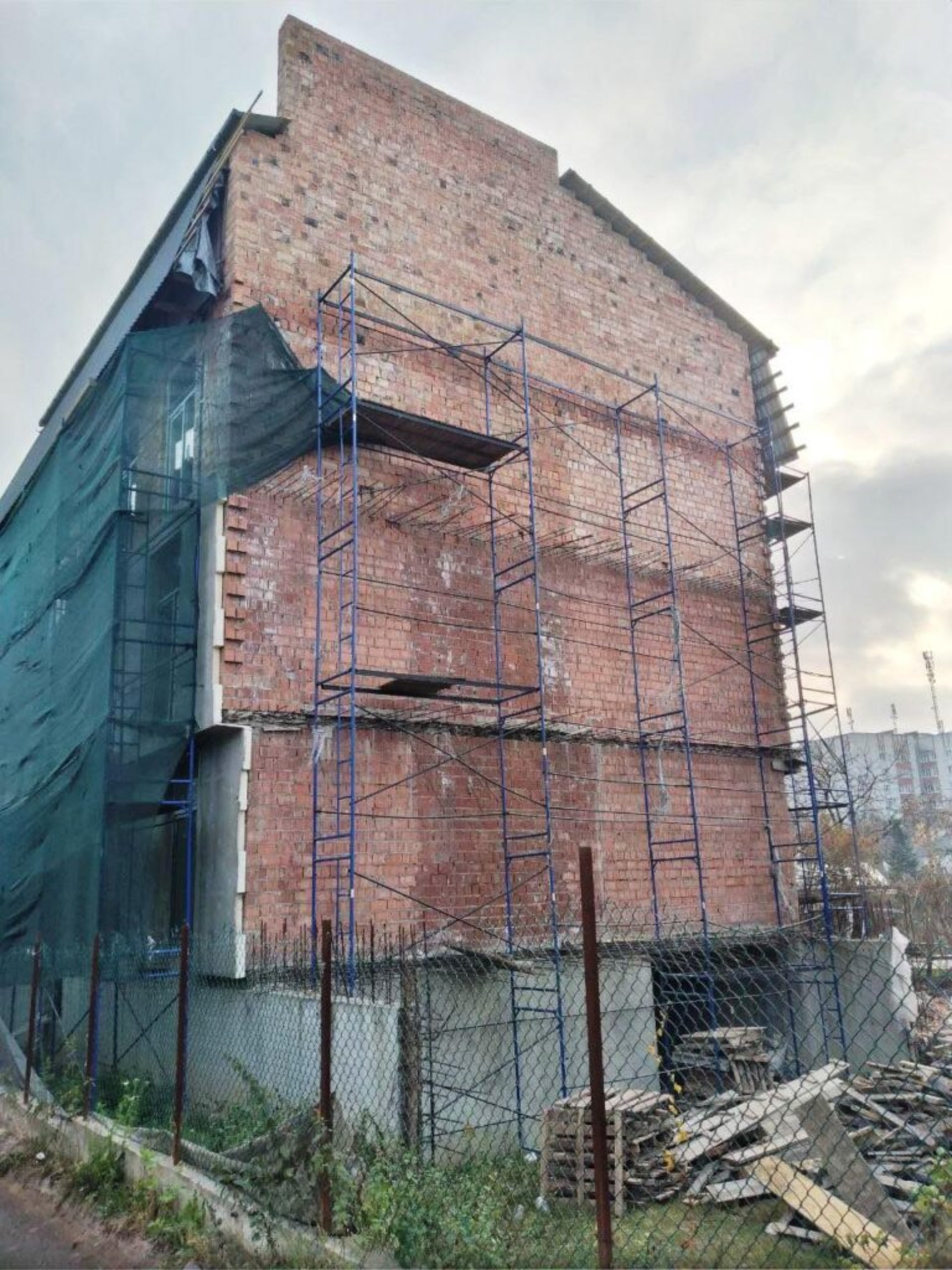 У Львові замість індивідуального житла виріс багатоквартирний будинок