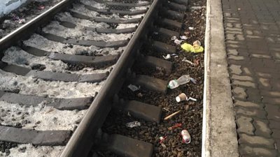 Вокзал Львова зустрічає своїх гостей, потопаючи у смітті (ФОТО)