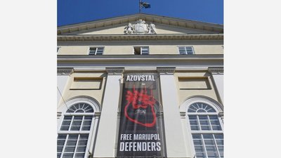 На Львівській ратуші вивісили банер на підтримку захисників Маріуполя