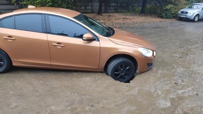 У Львові на вулиці знову провалився автомобіль (ФОТО)