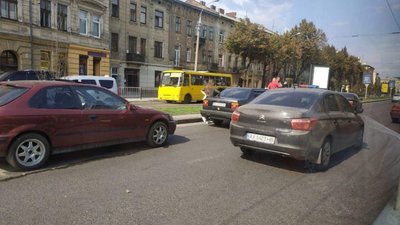 У центрі Львова не розминулись чотири автомобілі (ФОТО)