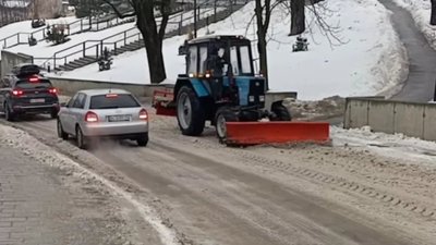 У Львові на дорогу викидають сніг (ВІДЕО)