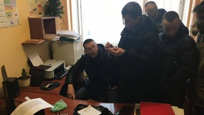 У Червонограді  СБУ затримала слідчого поліції за вимагання 12 тис. дол. хабара від наркодилера (ФОТО)