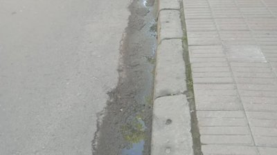 У Львові на вулицю витікає вода (ФОТО)