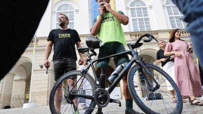 Американський морський піхотинець без ноги приїхав до Львова на велосипеді