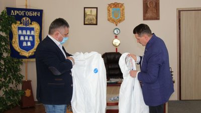 У Дрогобичі місцева фабрика шитиме біозахисні комбінезони для медиків (ФОТО)