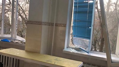 Наслідки нічного обстрілу єдиної лікарні у Херсоні, що надає цілодобову меддопомогу дітям (ФОТО)