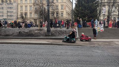 Повний локдаун: біля Оперного у Львові працює дитячий атракціон електричних машинок (ФОТО)
