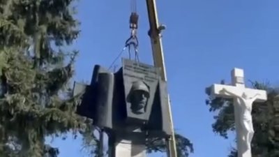 У Меденицькій громаді декомунізували голову радянському солдату (ВІДЕО)