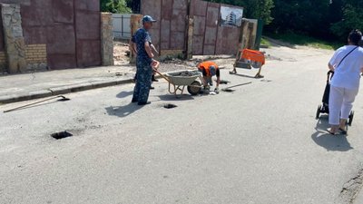 У Львові будівельники руйнують дорогу (ФОТО)
