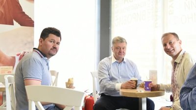Заправка - так заправка: Як Порошенко пив каву на Тернопільщині (ФОТО)