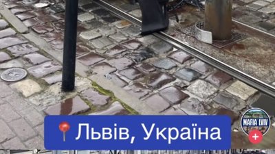У центрі Львова водій розбив автомобіль в улюблений стовпчик Садового (ВІДЕО)