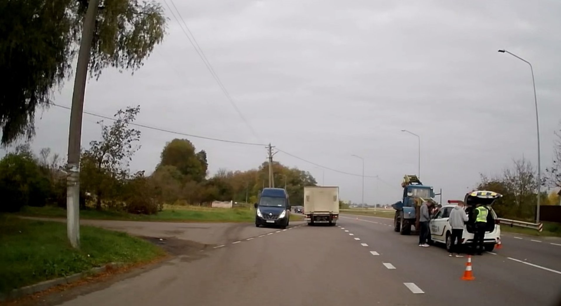 На трасі Київ-Чоп ДТП вантажівка не розминулась із трактором, фото Буськ онлайн
