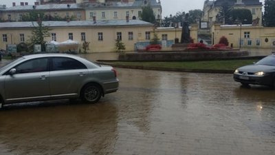 У Львові автомобілі знову почали їздити біля церкви Юра (ФОТО)