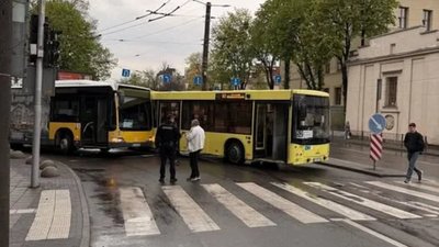 У Львові не розминулись автобуси (ФОТО)