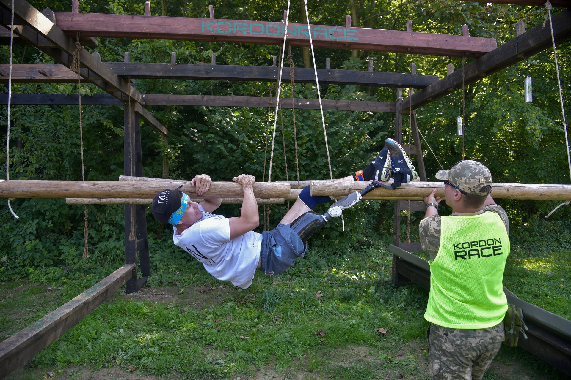 Lwow, Ukraina. 06.09.2025Ukraińscy żołnierze - osoby po amputacjach z ośrodka rehabilitacyjnego TYTANOVI biorą udział w treningu na torze przeszkód. Pod Lwowem rozpoczął się charytatywny bieg z przeszkodami KORDON RACE 2025, mający na celu wsparcie weteranów. PAP/Vitaliy Hrabar
