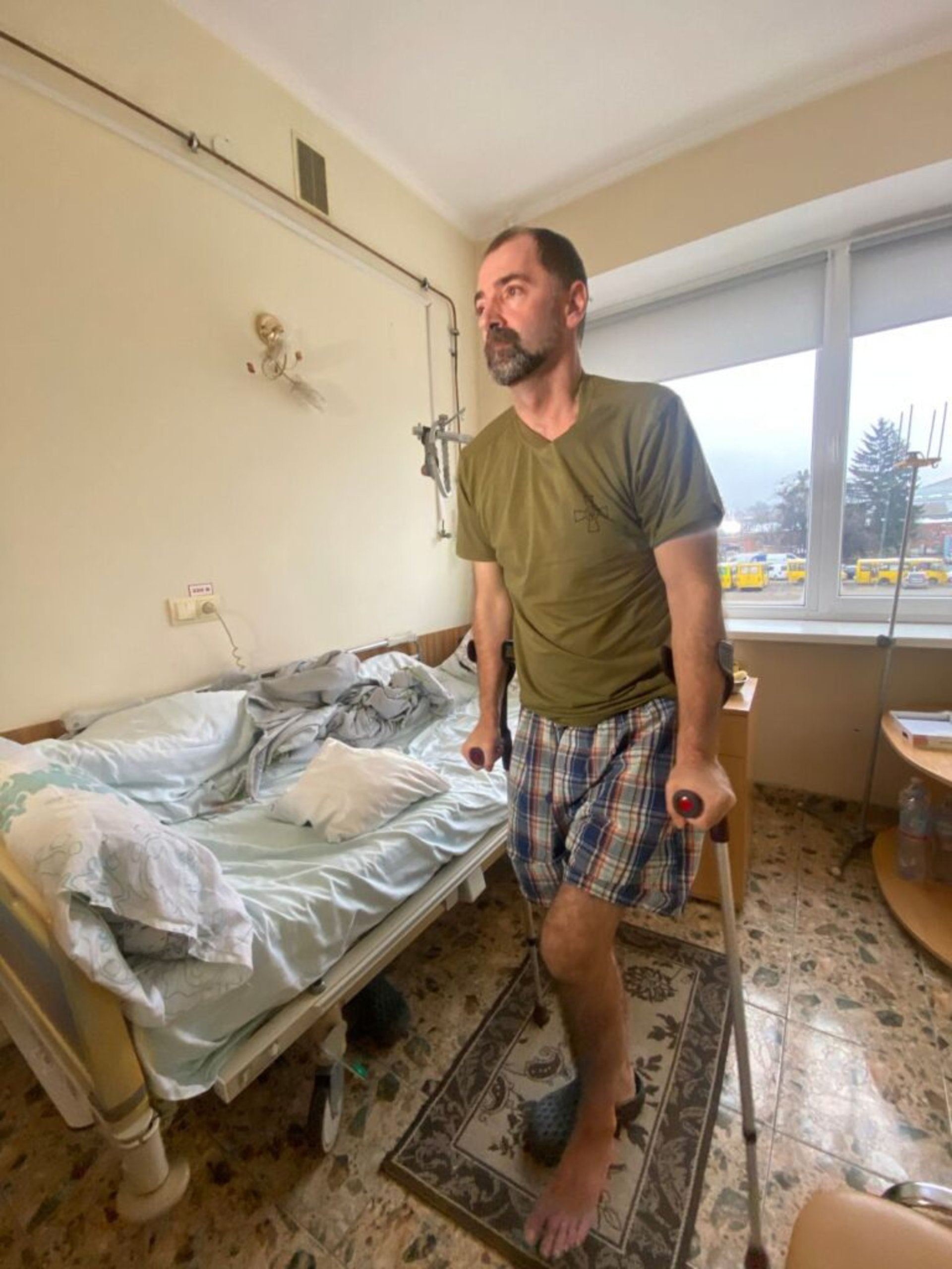 Львівський історик, який потрапив під мінометний обстріл, знову вчиться ходити